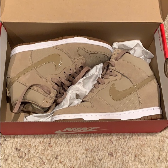 Nike woman’s dress sneakers. - Picture 1 of 1